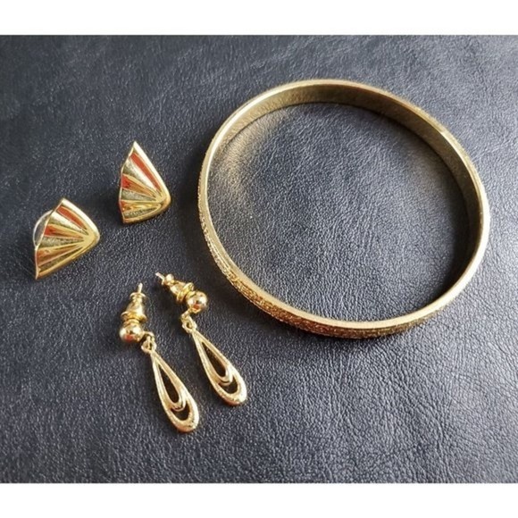 VINTAGE Monet Signed Gold-Tone Bangle Bracelet & Earrings Lot 0f 2 - 4964 - Picture 2 of 8